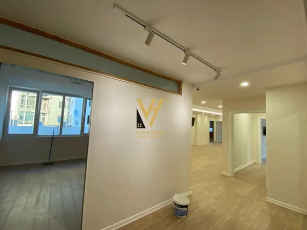 Tirane, jepet me qera zyre Kati 1, 180 m² 1.850 € (RRUGA E KAVAJES)