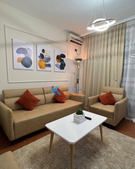 Tirane, jap me qera apartament 2+1+Ballkon Kati 7, 85 m² 830 € (Sheshi Wilson, prane gjimnazit Petro Nini Luarasi)