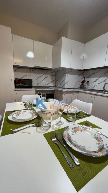 Tirane, jap me qera apartament 2+1+Ballkon Kati 7, 85 m² 830 € (Sheshi Wilson, prane gjimnazit Petro Nini Luarasi)