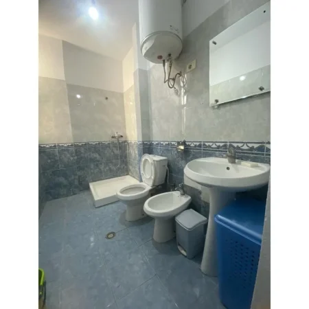 Tirane, jepet me qera apartament 1+1 Kati 2, 60 m² 500 € (shkolla kuqe)