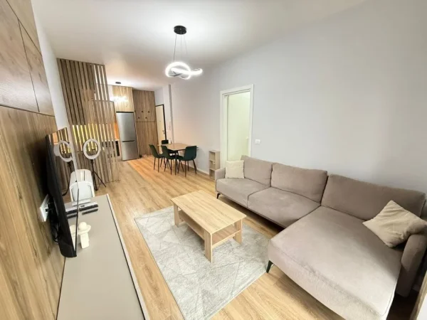 Tirane, jepet me qera apartament 1+1+Ballkon Kati 14, 60 m² 1.200 € (ne kompleksin Garden Building)