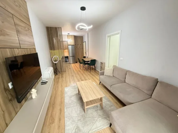 Tirane, jepet me qera apartament 1+1+Ballkon Kati 14, 60 m² 1.200 € (ne kompleksin Garden Building)
