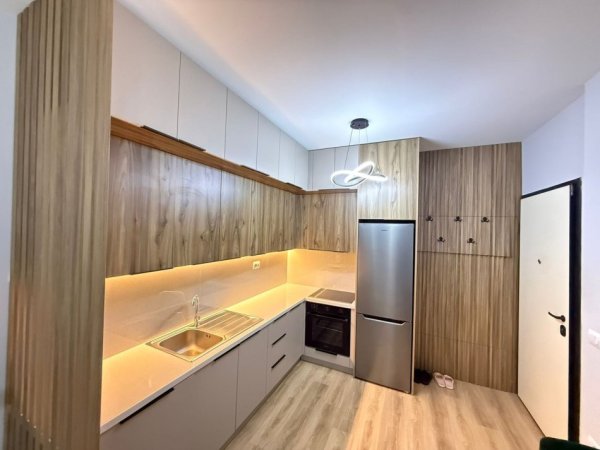 Tirane, jepet me qera apartament 1+1+Ballkon Kati 14, 60 m² 1.200 € (ne kompleksin Garden Building)