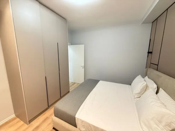 Tirane, jepet me qera apartament 1+1+Ballkon Kati 14, 60 m² 1.200 € (ne kompleksin Garden Building)