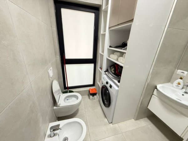 Tirane, jepet me qera apartament 1+1+Ballkon Kati 14, 60 m² 1.200 € (ne kompleksin Garden Building)