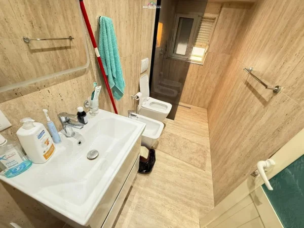 Tirane, jepet me qera Vile 1+1 Kati 3, 60 m² 600 € (komuna e parisit)