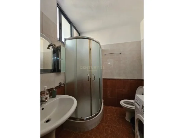 Tirane, jepet me qera apartament 1+1+Ballkon Kati 4, 65 m² 500 € (pazari ri)