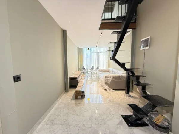 Tirane, shitet apartament duplex , 92.000 € 