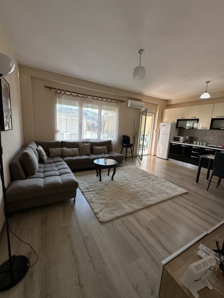 Tirane, jepet me qera apartament 2+1+Ballkon Kati 2, 100 m² 700 € (Rruga Hamdi Sina)