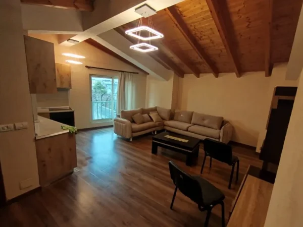 Tirane, jepet me qera apartament 1+1 , 65 m² 300 € (tufine)