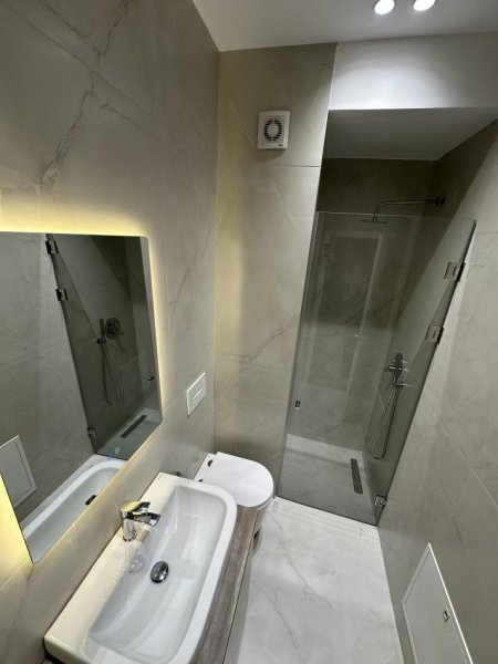 Tirane, jepet me qera apartament 1+1 Kati 8, 55 m² 540 € 