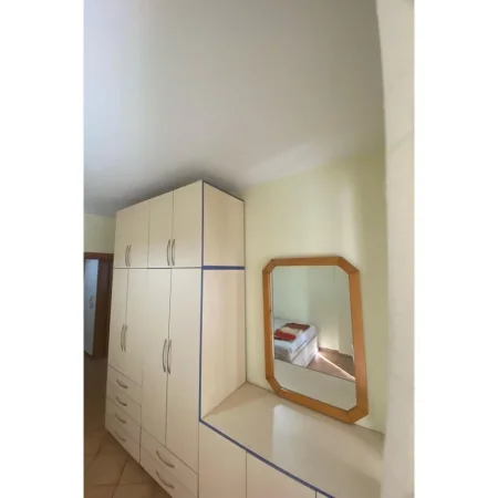 Tirane, jepet me qera apartament 1+1 , 65 m² 450 € (rruga bardhyl)