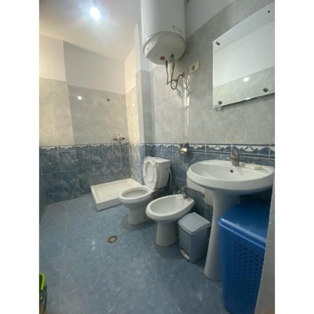 Tirane, jepet me qera apartament 1+1 , 65 m² 450 € (rruga bardhyl)