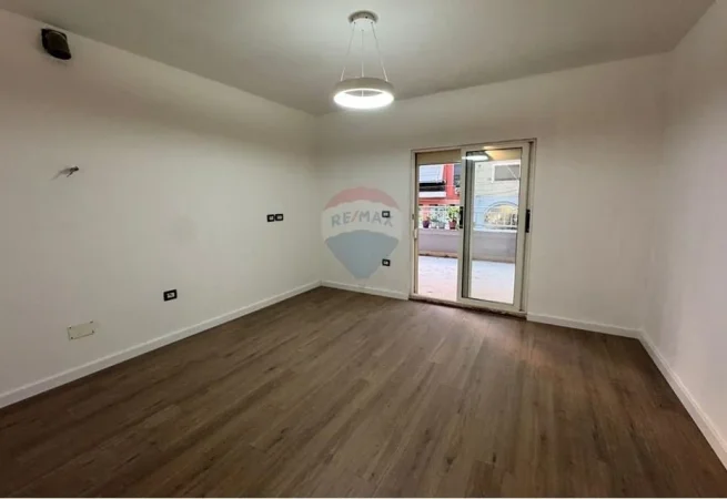 Tirane, shitet apartament 1+1 Kati 2, 77 m² 180.000 € 