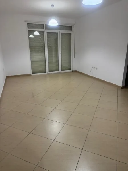 Tirane, jepet me qera apartament+verande | Penthouse 1+1+Aneks+Ballkon Kati 4, 74 m² 450 € (Kompleksi IBBN)