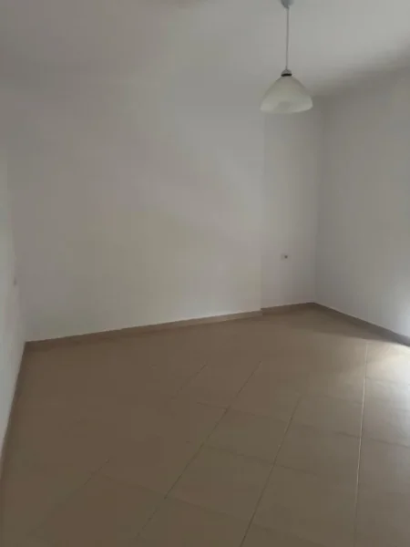 Tirane, jepet me qera apartament+verande | Penthouse 1+1+Aneks+Ballkon Kati 4, 74 m² 450 € (Kompleksi IBBN)