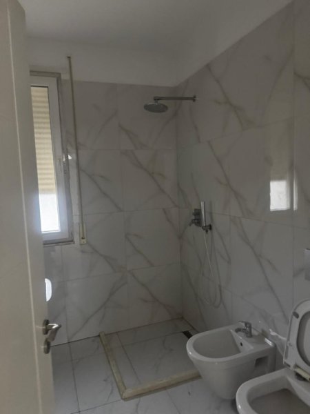 Tirane, jepet me qera apartament+verande | Penthouse 1+1+Aneks+Ballkon Kati 4, 74 m² 450 € (Kompleksi IBBN)