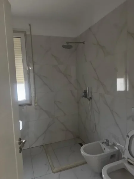 Tirane, jepet me qera apartament+verande | Penthouse 1+1+Aneks+Ballkon Kati 4, 74 m² 450 € (Kompleksi IBBN)