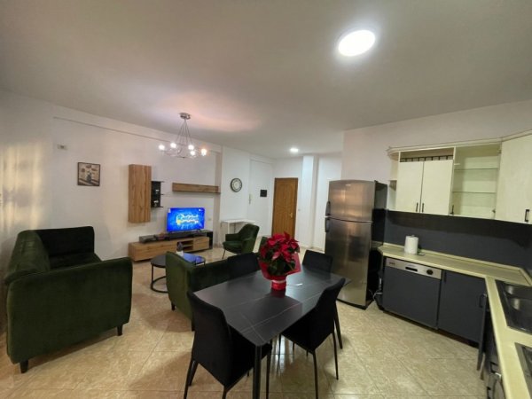 Tirane, jepet me qera apartament 2+1 , 104 m² 750 € (komuna parisit)