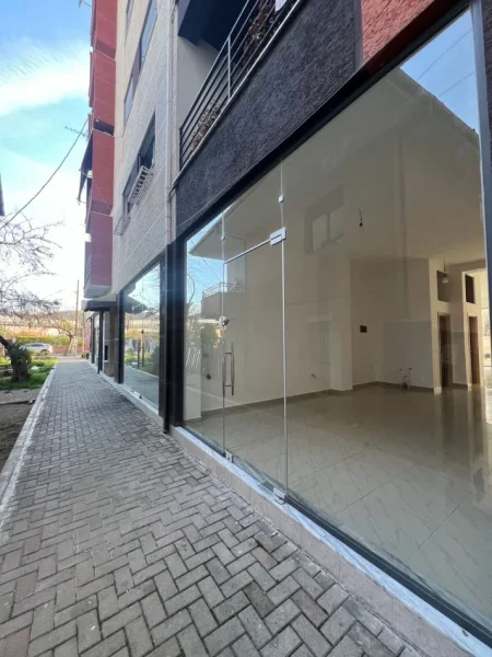 Tirane, jepet me qera ambjent biznesi , (Rruga 3 Deshmoret)