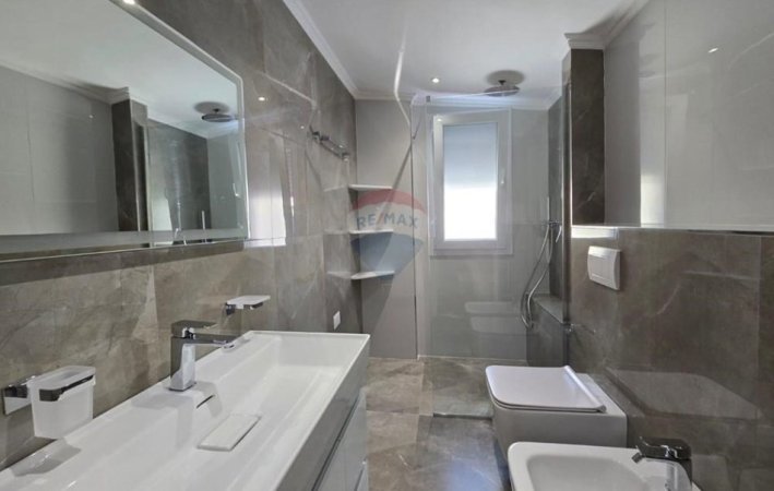 Tirane, shitet apartament duplex 4+1+Ballkon , 215 m² 470.000 € (liqeni thate)