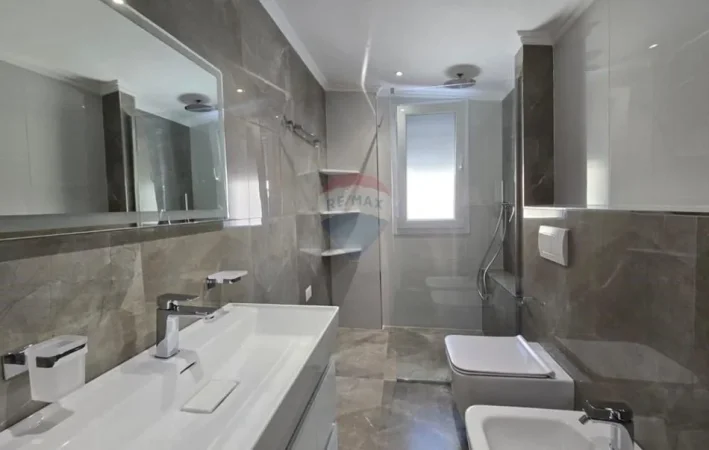 Tirane, shitet apartament duplex 4+1+Ballkon , 215 m² 470.000 € (liqeni thate)