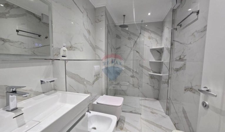 Tirane, shitet apartament duplex 4+1+Ballkon , 215 m² 470.000 € (liqeni thate)