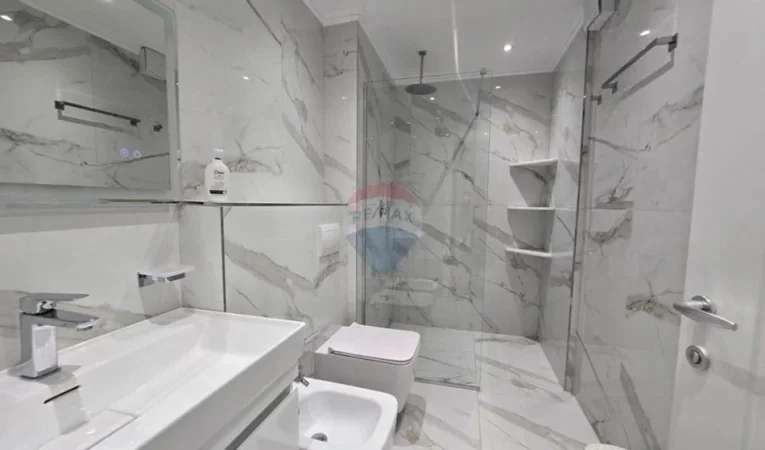 Tirane, shitet apartament duplex 4+1+Ballkon , 215 m² 470.000 € (liqeni thate)
