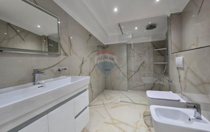 Tirane, shitet apartament duplex 4+1+Ballkon , 215 m² 470.000 € (liqeni thate)