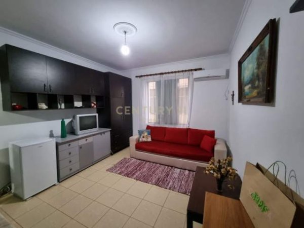 Tirane, jepet me qera apartament 1+1 Kati 2, 24 m² 200 Euro (Fizika Berthamore, Fresku)