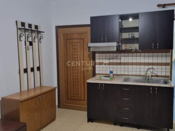 Tirane, jepet me qera apartament 1+1 Kati 2, 24 m² 200 Euro (Fizika Berthamore, Fresku)