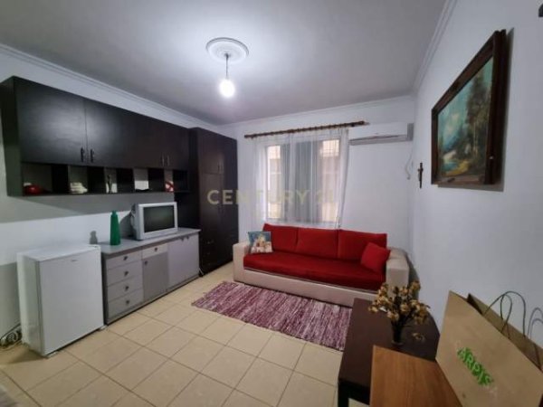 Tirane, jepet me qera apartament 1+1 Kati 2, 24 m² 200 Euro (Fizika Berthamore, Fresku)