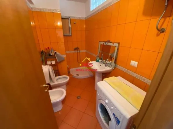 Vlore, jepet me qera apartament 1+1+BLK Kati 6, 75 m² 250 Euro (Rruga Murat Terbaci)