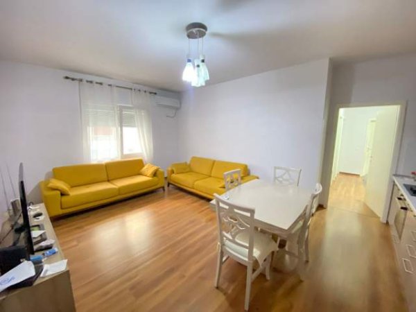 Tirane, jepet me qera apartament 2+1+BLK Kati 3, 95 m² 600 Euro (Hamdi Garrunja te Hotel Radison)