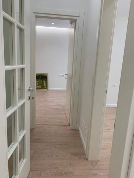 Tirane, jepet me qera zyre Kati 4, 130 m² 1.200 Euro (Rruga Ibrahim Rugova)
