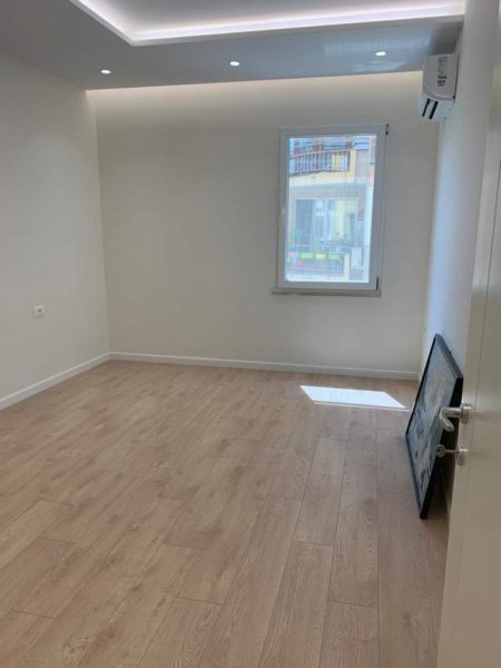 Tirane, jepet me qera zyre Kati 4, 130 m² 1.200 Euro (Rruga Ibrahim Rugova)
