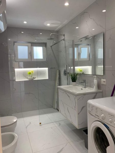 Tirane, jepet me qera zyre Kati 4, 130 m² 1.200 Euro (Rruga Ibrahim Rugova)