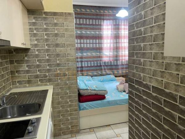 Tirane, jepet me qera Kati 2, 33 m² 260 Euro (Rruga 5 Maj)
