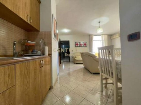 Tirane, jepet me qera apartament 1+1+BLK Kati 8, 74 m² 420 Euro (21 Dhjetori)