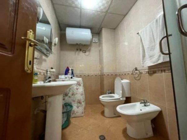 Tirane, jepet me qera apartament 1+1+BLK Kati 8, 74 m² 420 Euro (21 Dhjetori)
