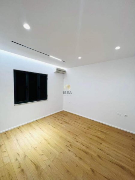 Tirane, jepet me qera zyre Kati 3, 130 m² 700 Euro (Komuna e Parisit, Rruga “Bilal Golemi”)