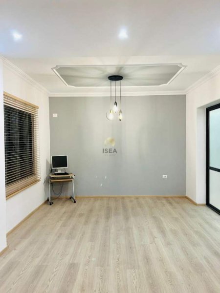 Tirane, jepet me qera zyre Kati 3, 130 m² 700 Euro (Komuna e Parisit, Rruga “Bilal Golemi”)