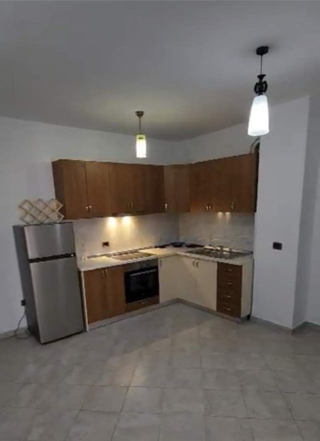 Tirane, jepet me qera apartament 2+1+BLK Kati 2, 110 m² 400 Euro (Rruga Frederik Shiroka)