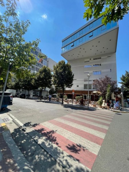 Tirane, shitet Kati 0, 665 m² 1.300.000 € (Komuna e Parisit)