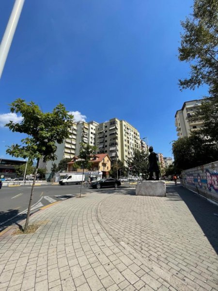 Tirane, shitet Kati 0, 665 m² 1.300.000 € (Komuna e Parisit)