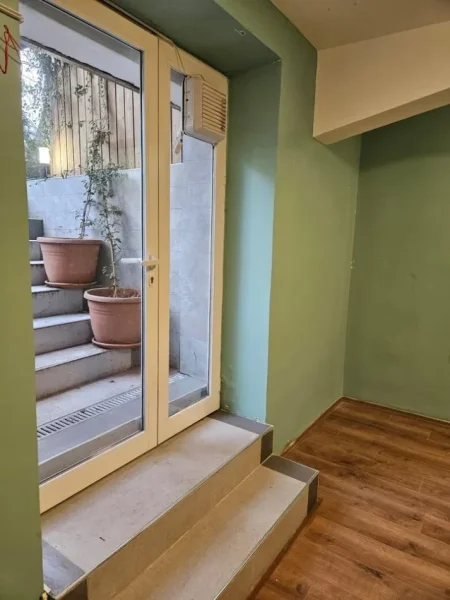 Tirane, jepet me qera ambjent biznesi Kati -1, 30 m² 400 € (bulevardi gjergj fishta)
