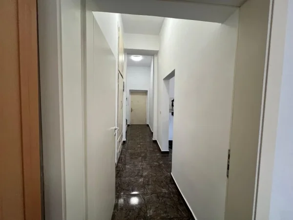 Tirane, jepet me qera apartament 2+1 Kati 4, 650 € (SHALLVARET)