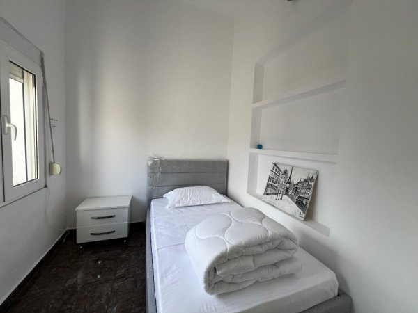 Tirane, jepet me qera apartament 2+1 Kati 4, 650 € (SHALLVARET)