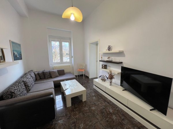 Tirane, jepet me qera apartament 2+1 Kati 4, 650 € (SHALLVARET)