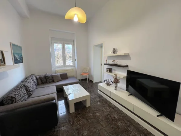 Tirane, jepet me qera apartament 2+1 Kati 4, 650 € (SHALLVARET)